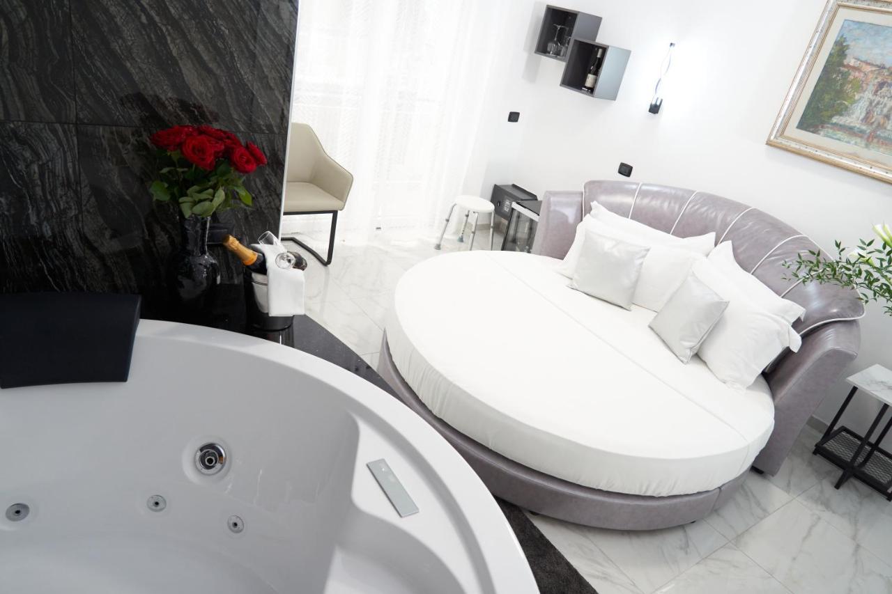 Honeymoon Suite