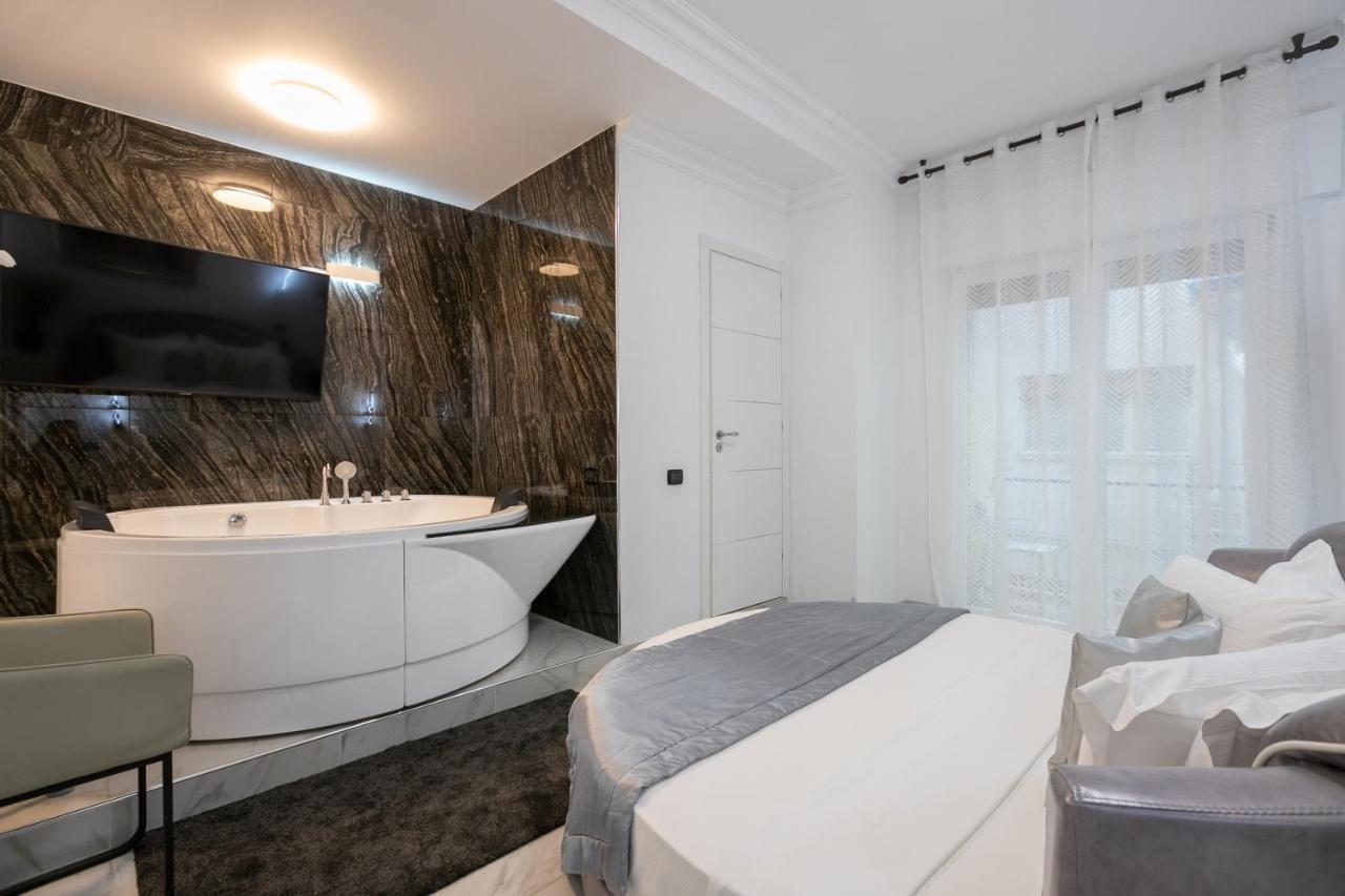 Honeymoon Suite