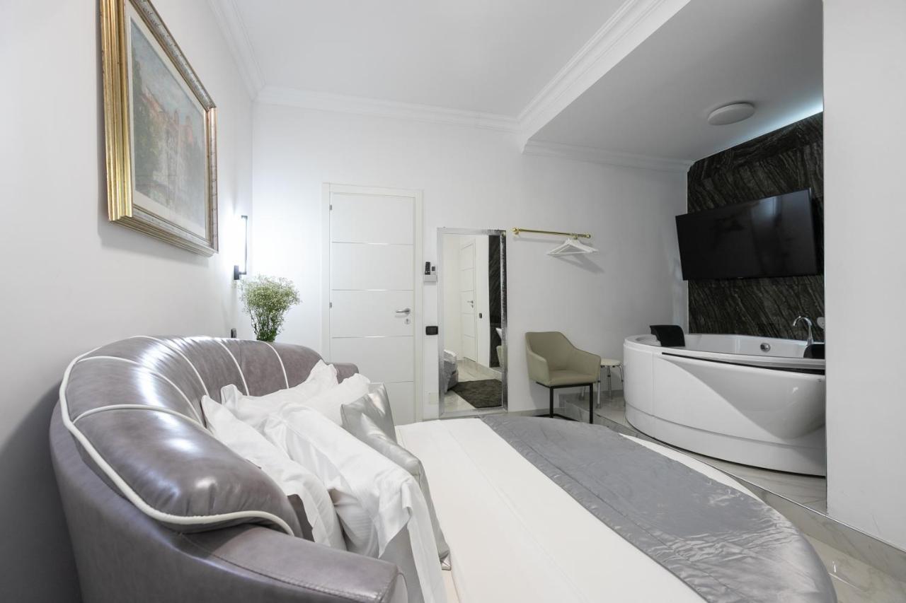 Honeymoon Suite