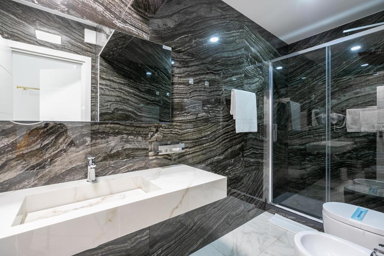 Honeymoon Suite