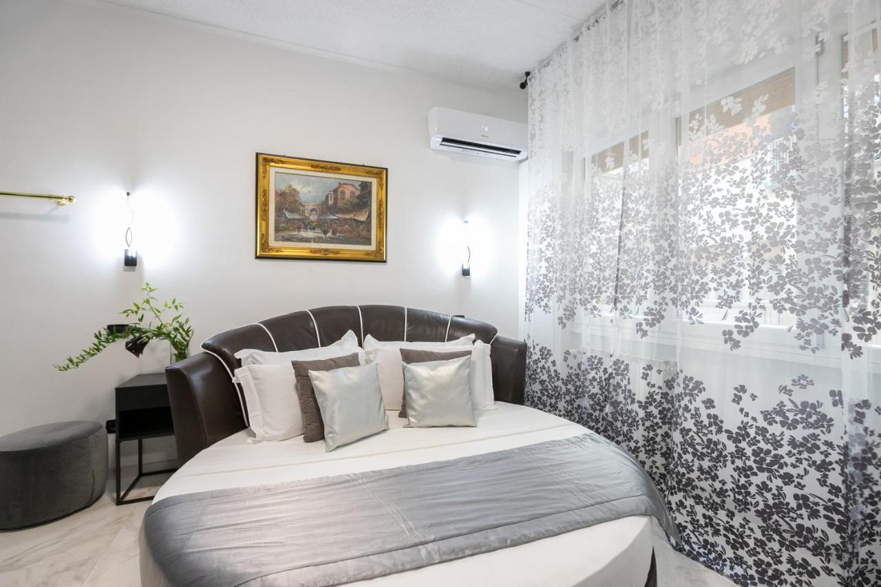 Honeymoon Suite