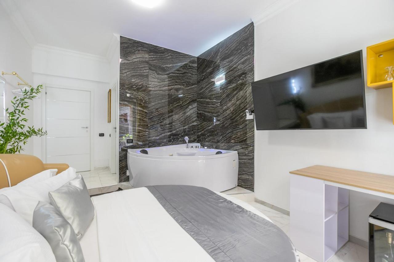 Honeymoon Suite