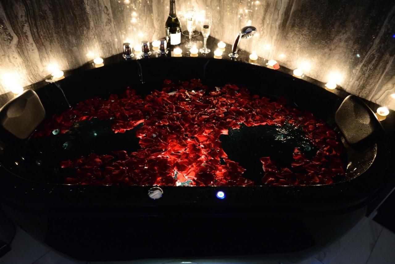 Honeymoon Suite