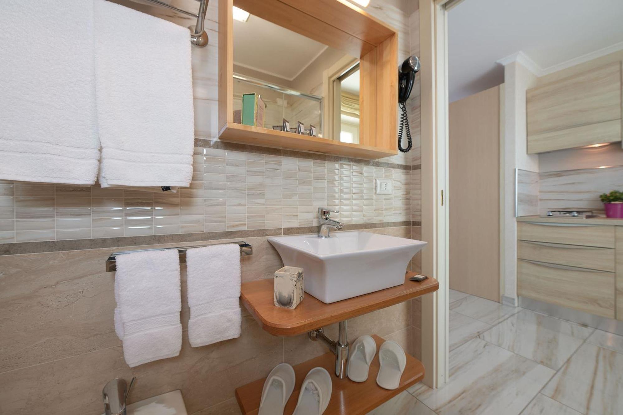 Premium Quadruple Room,1557666589:JPEG
