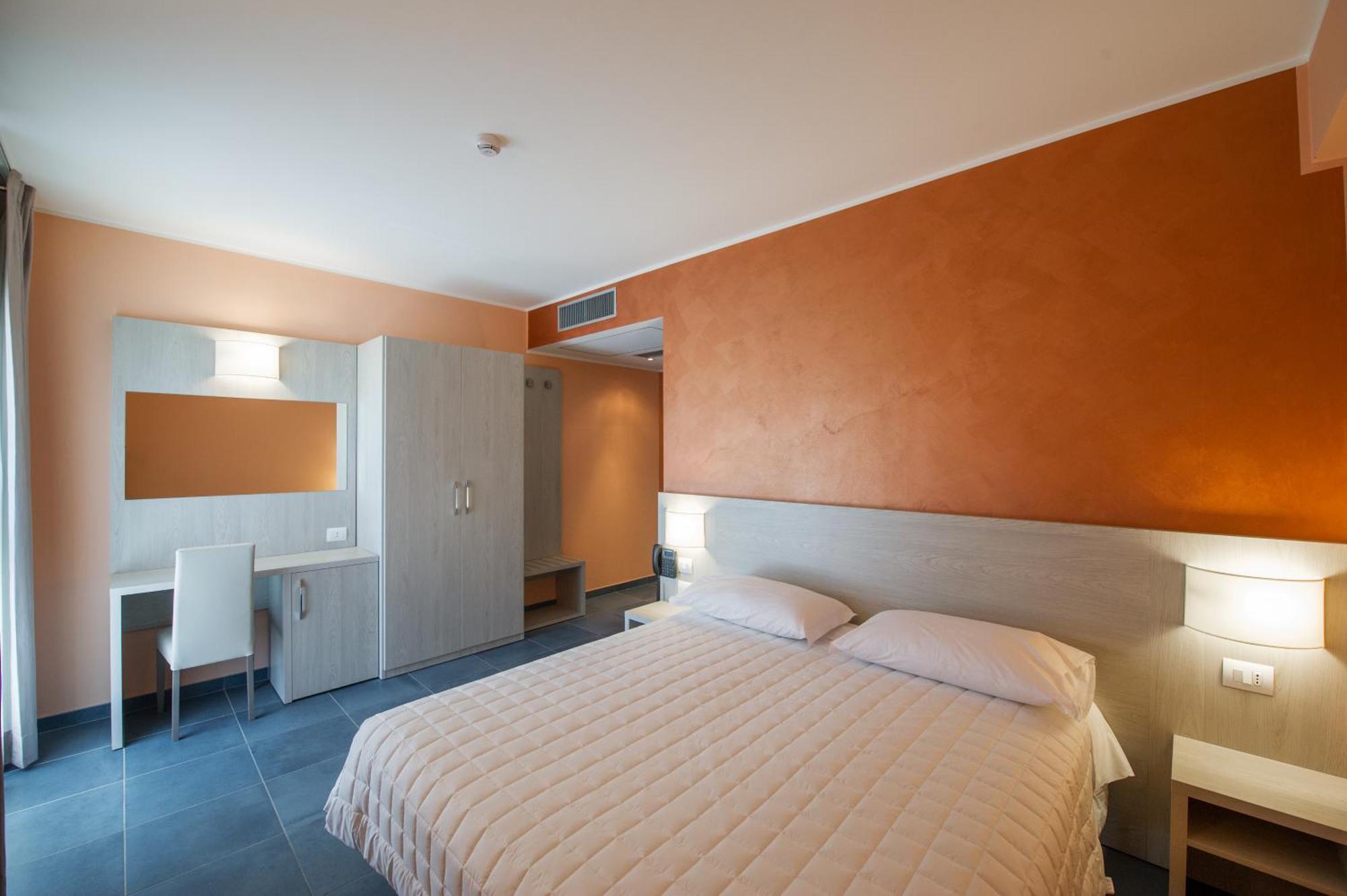Standard King Room,1108215234:JPEG