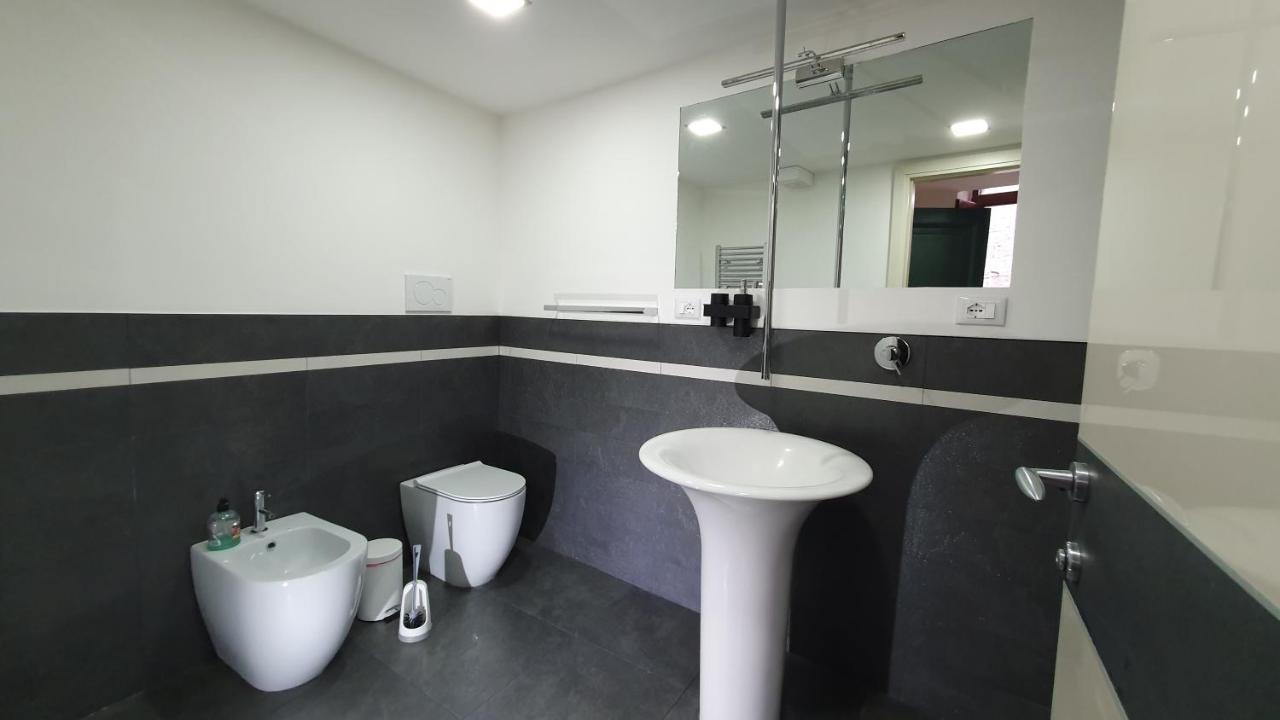 Deluxe Double Room Shower,1124999721:JPEG