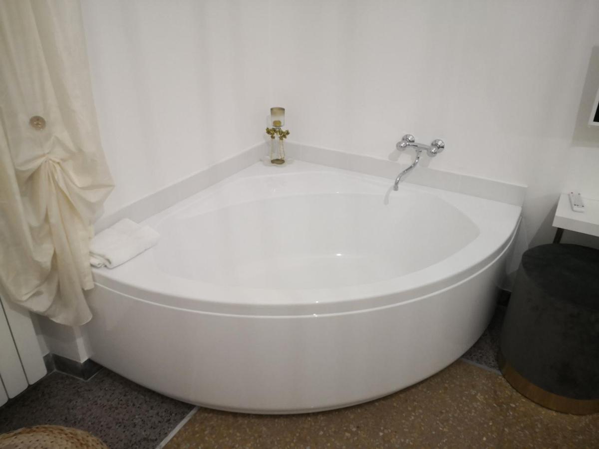 Deluxe Double Room Bath