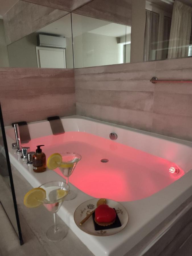 Deluxe Double Room Bath,1259417047:JPEG