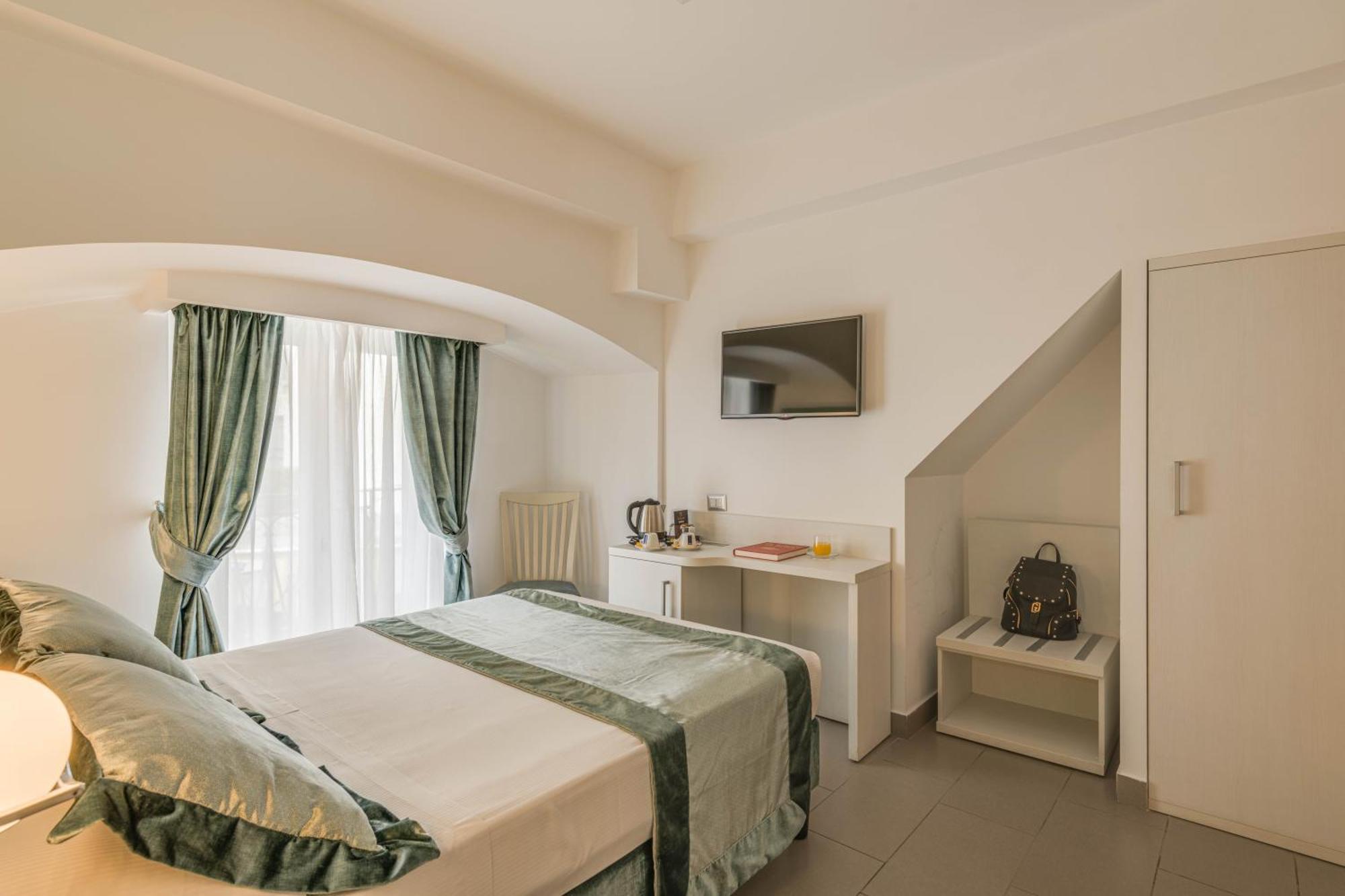 Small Double Room,1274680192:JPEG
