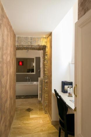 Deluxe Double Room Bath
