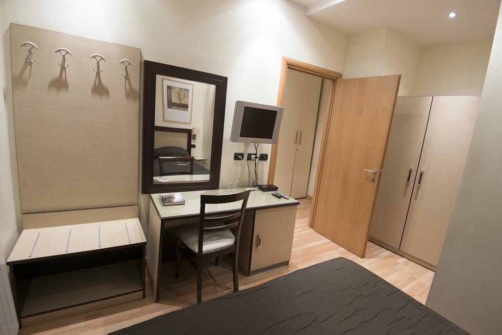 Quarto com Cama de Casal ou 2 de Solteiro e Varanda Térrea