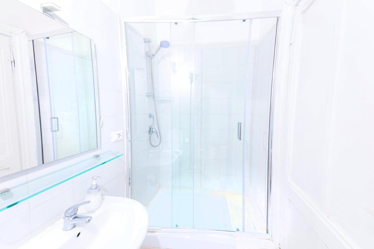 Deluxe Double Room Shower,1348939607:JPEG