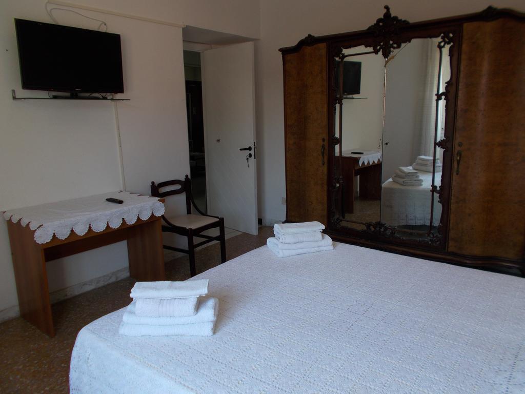 Quarto Duplo Standard com Banheiro Compartilhado