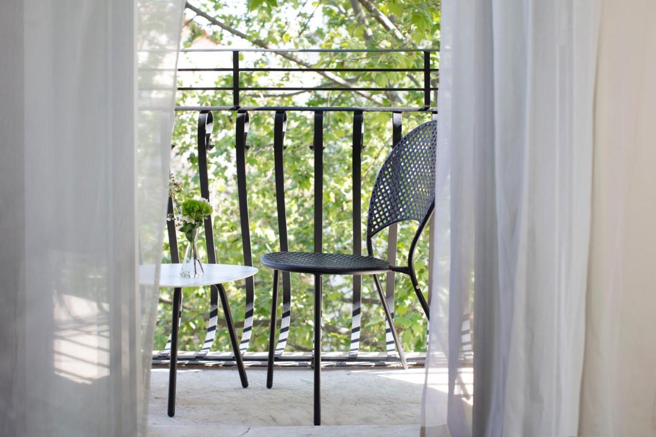 Habitación Clásica con cama extragrande y balcón con vistas a la ciudad