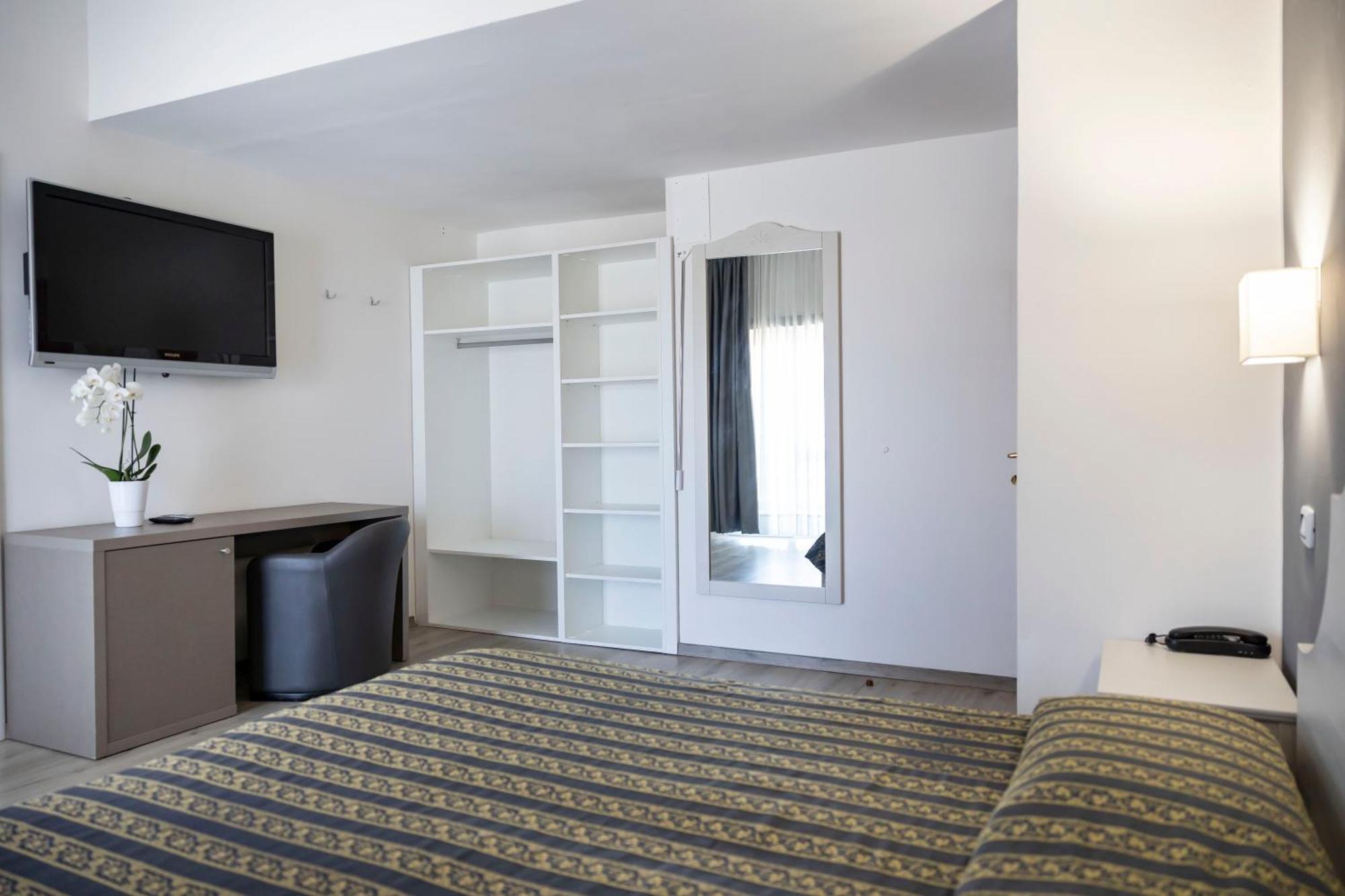 Standard Double or Twin Room,1268357188:JPEG