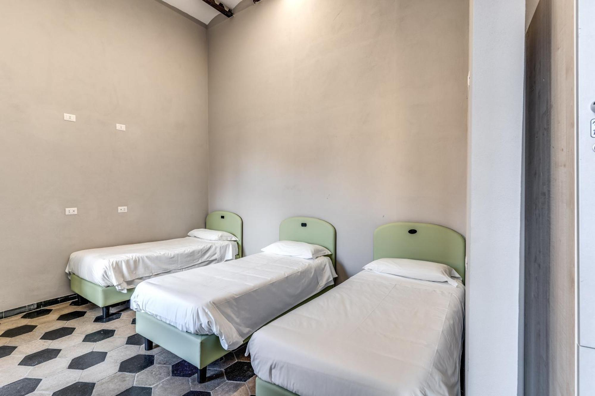 Τετράκλινο Δωμάτιο με Κοινόχρηστο Μπάνιο