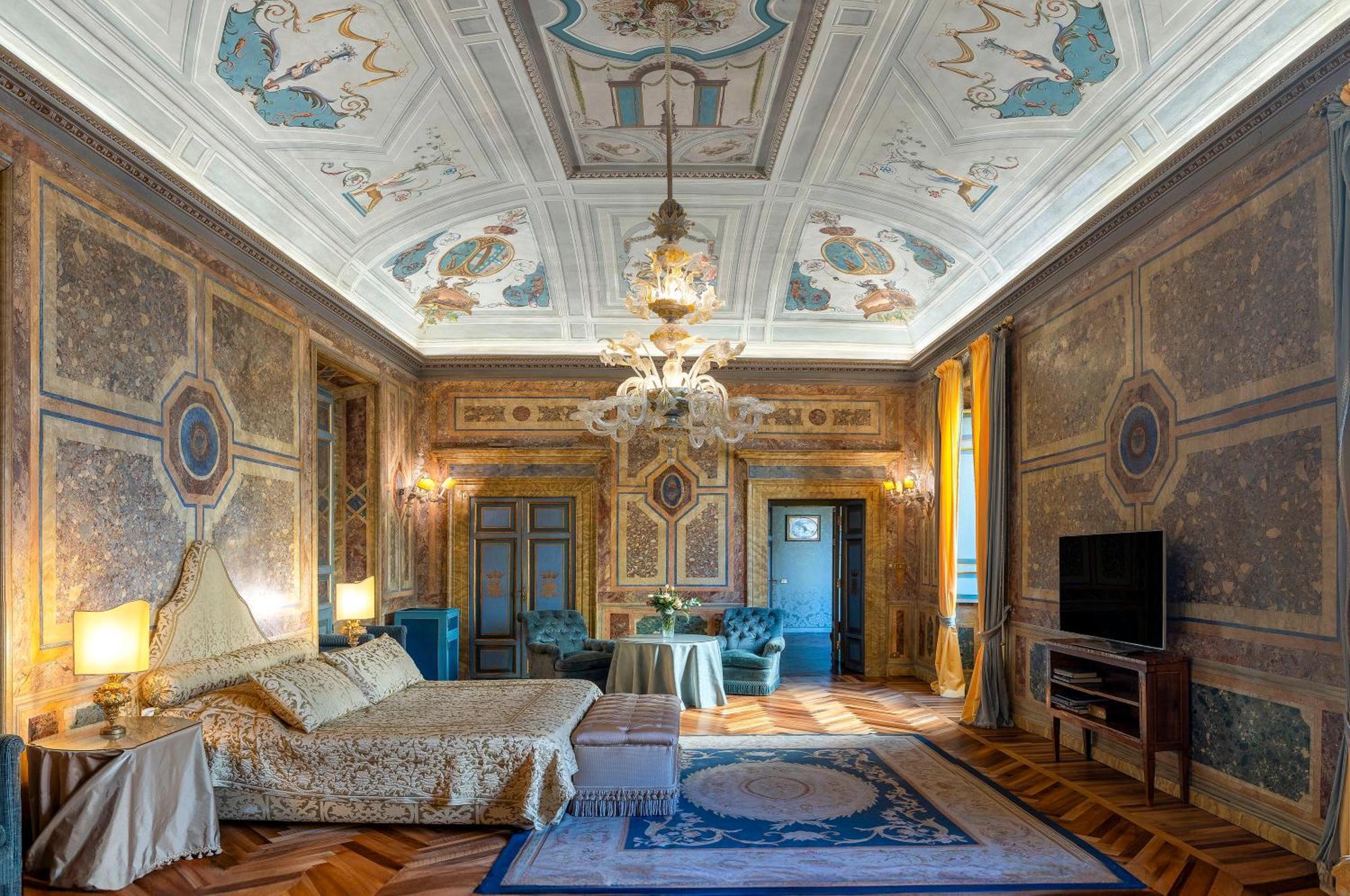 Queen Hortense Suite,702749770:JPEG
