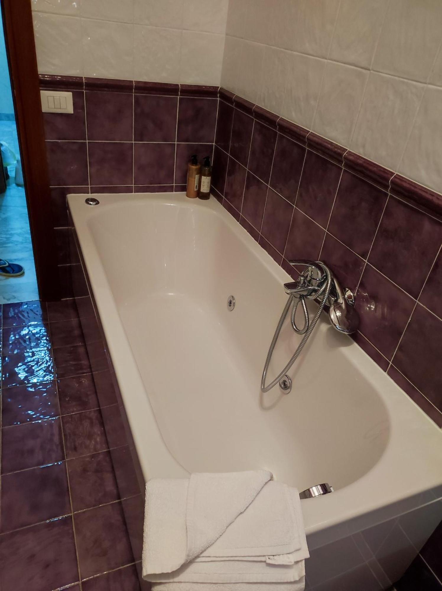 Double Room,1556358832:JPEG