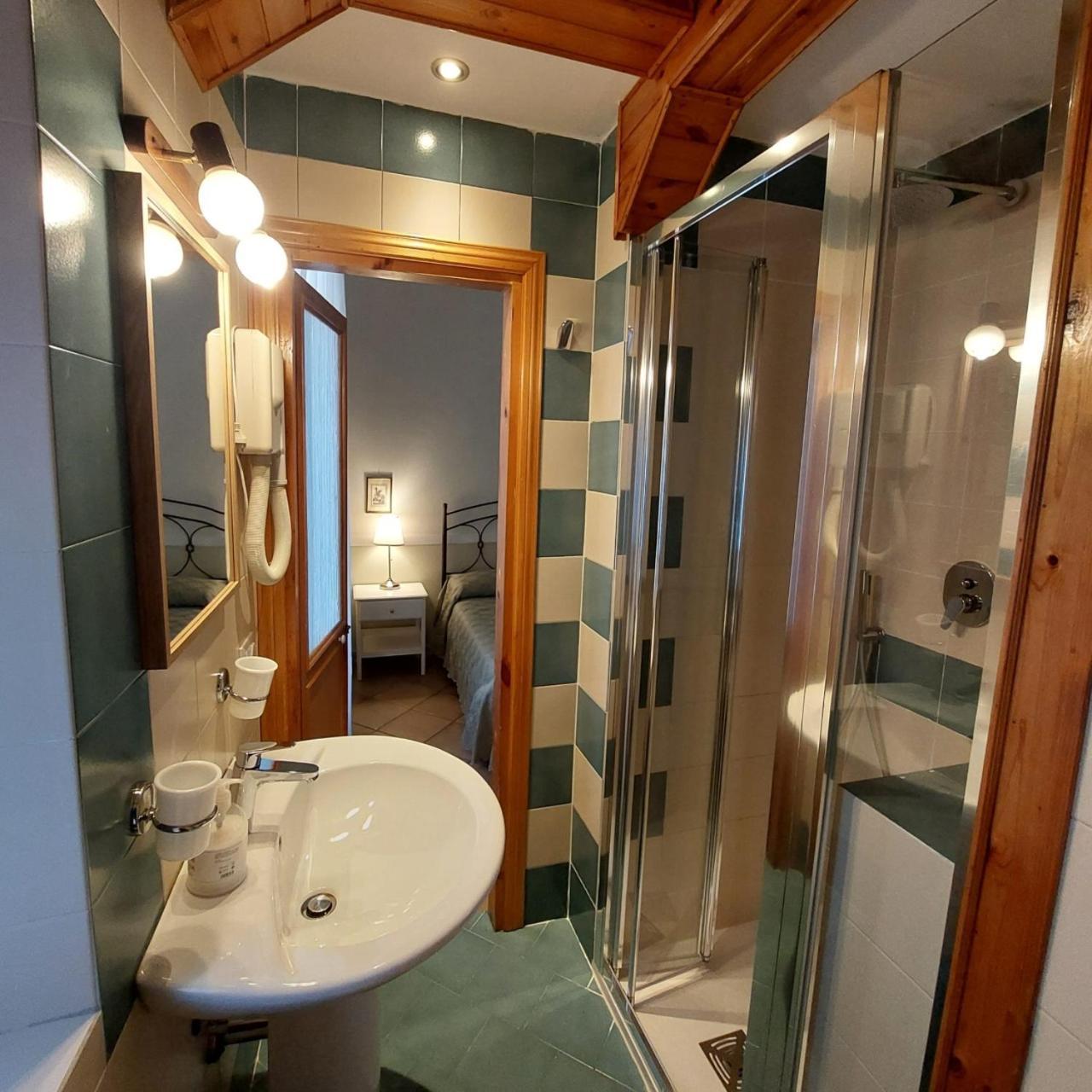 Single Room Private Bathroom,1572751580:JPEG