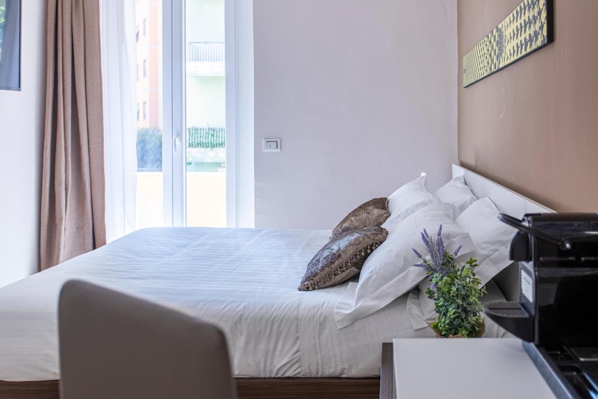 Deluxe Room,1582559553:JPEG