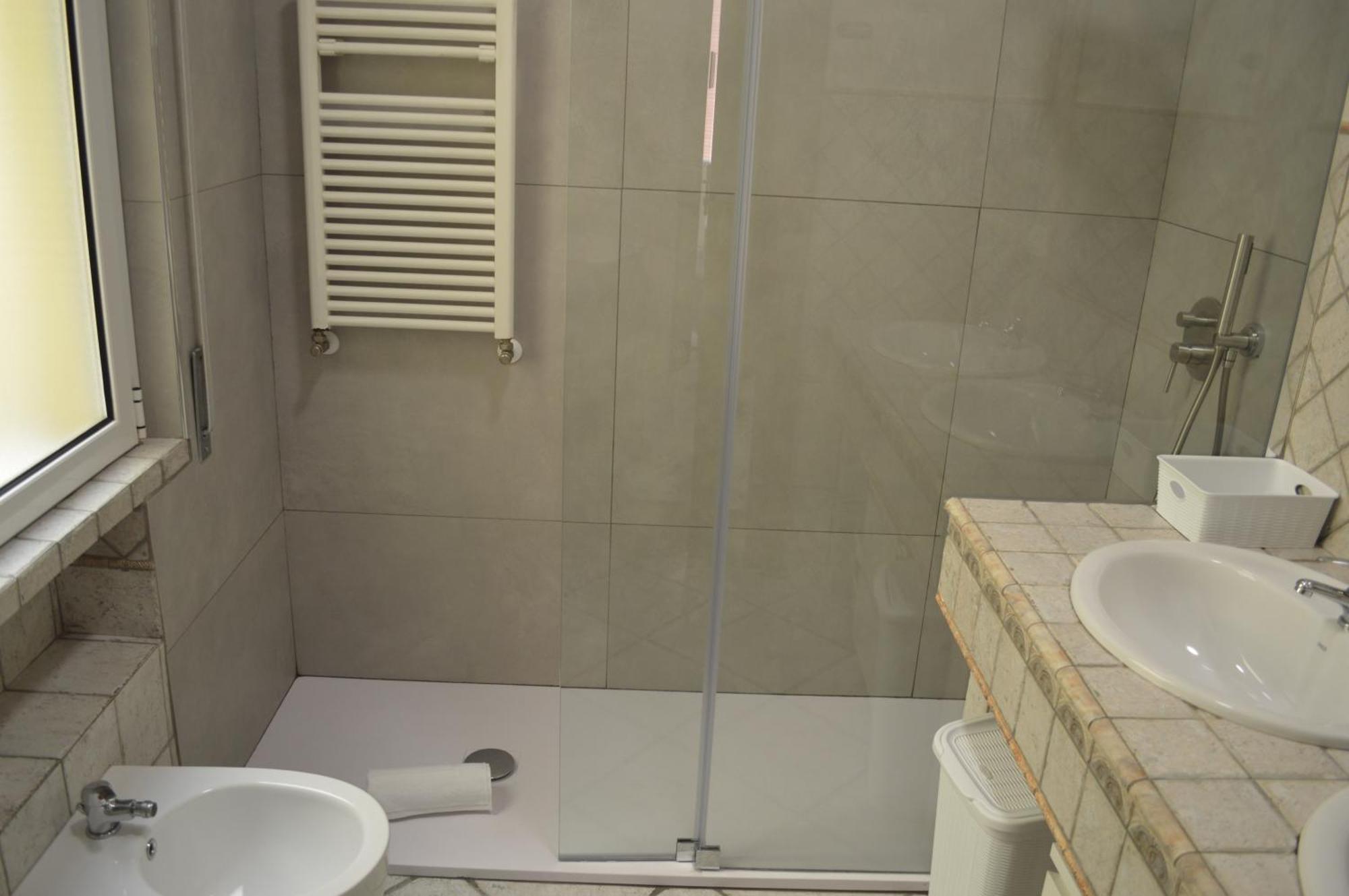 Doppel-/Zweibettzimmer mit privatem, externem Bad