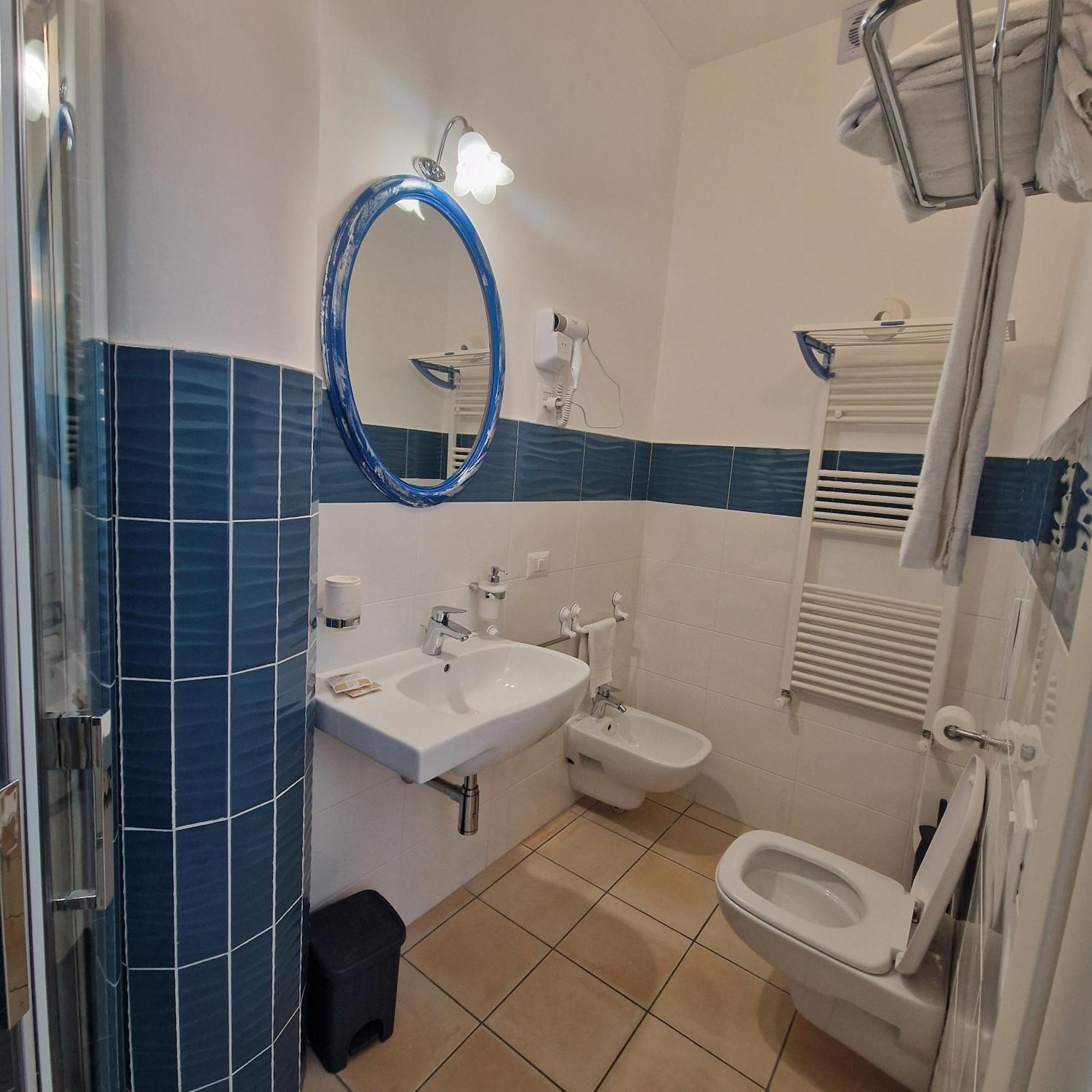 Single Room,662416410:JPEG