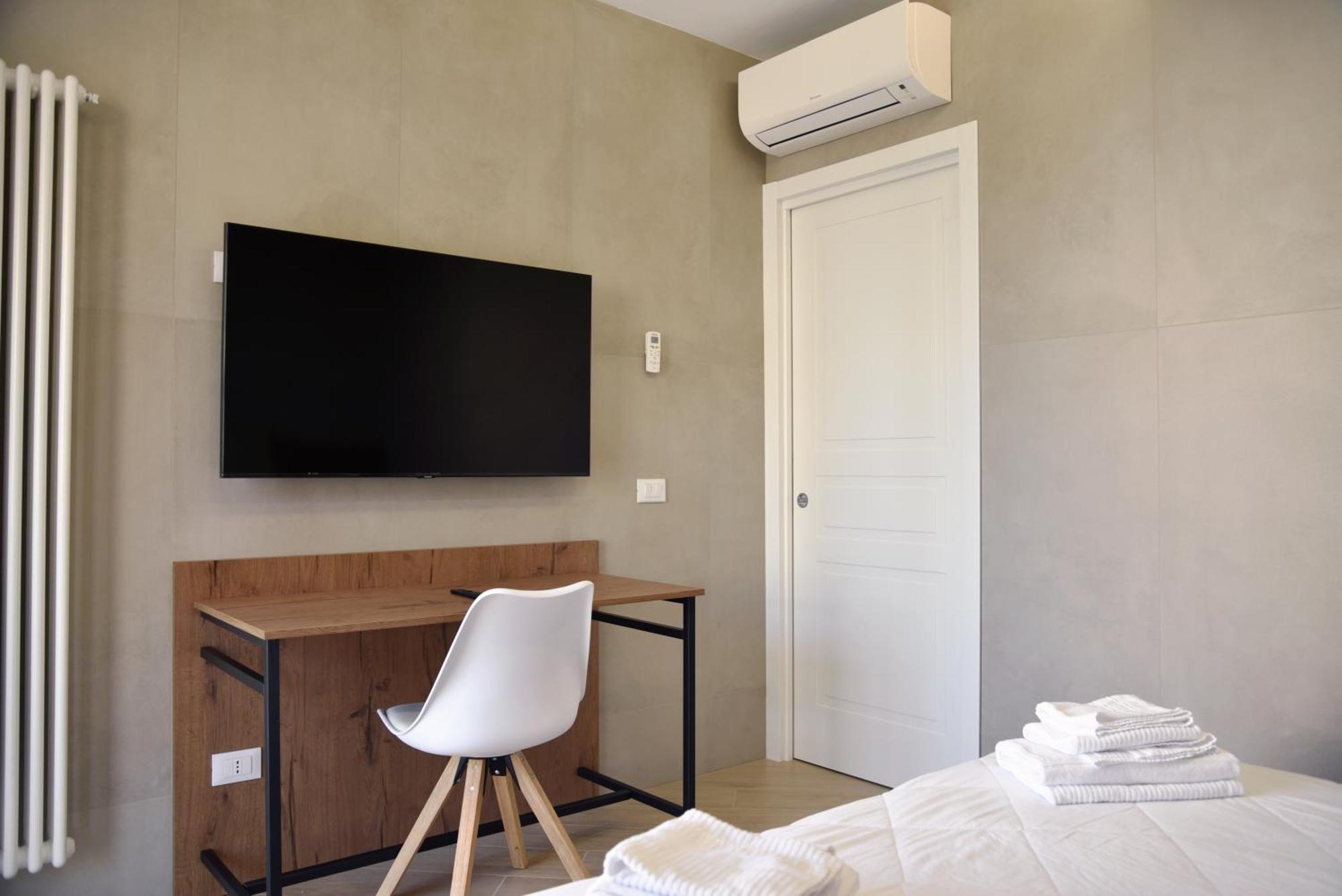 Two-Bedroom Apartment with Balcony,1611413785:JPEG