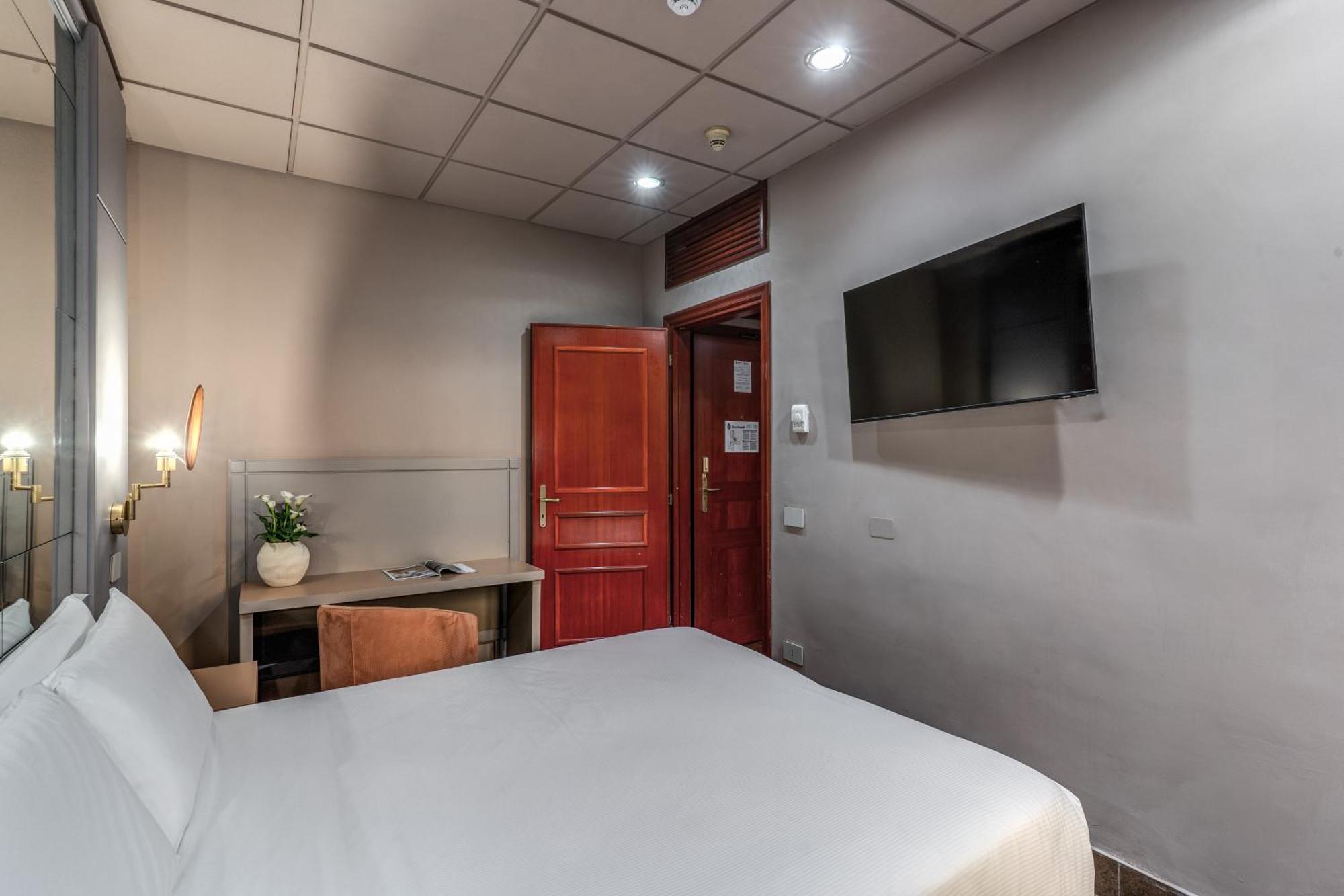 Small Double Room,1636004909:JPEG