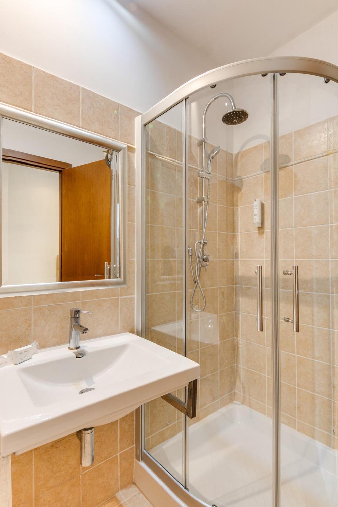 Compact Room,1646894676:JPEG