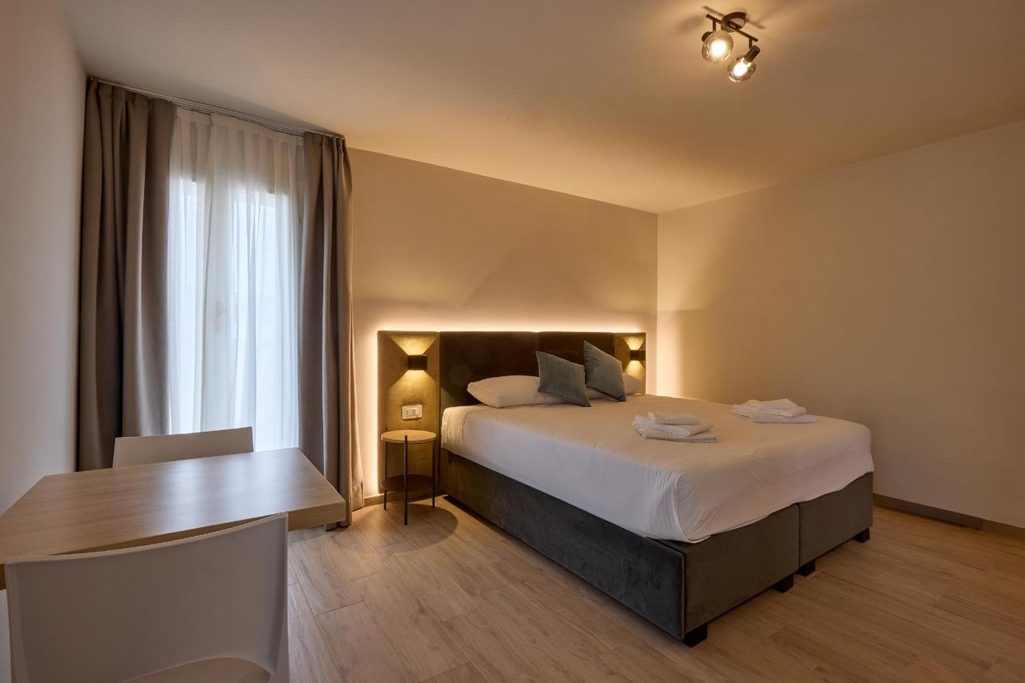 Deluxe Room,1658082825:JPEG