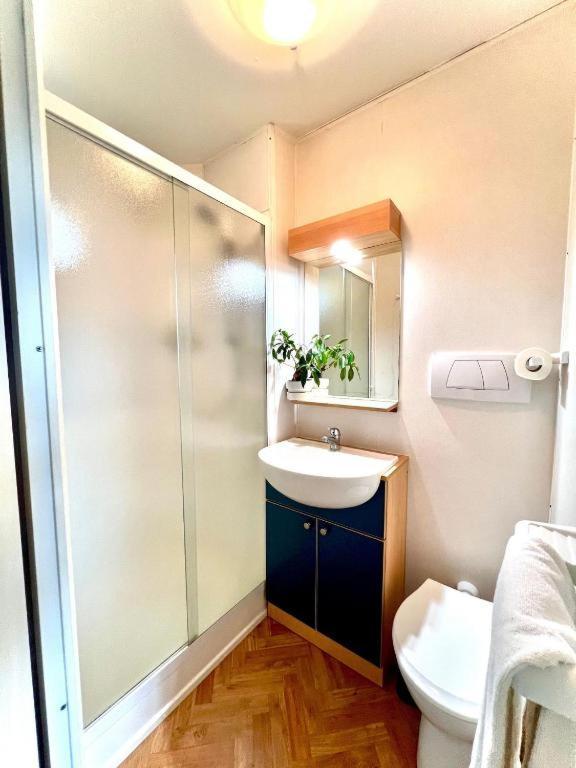 Twin Room Private Bathroom