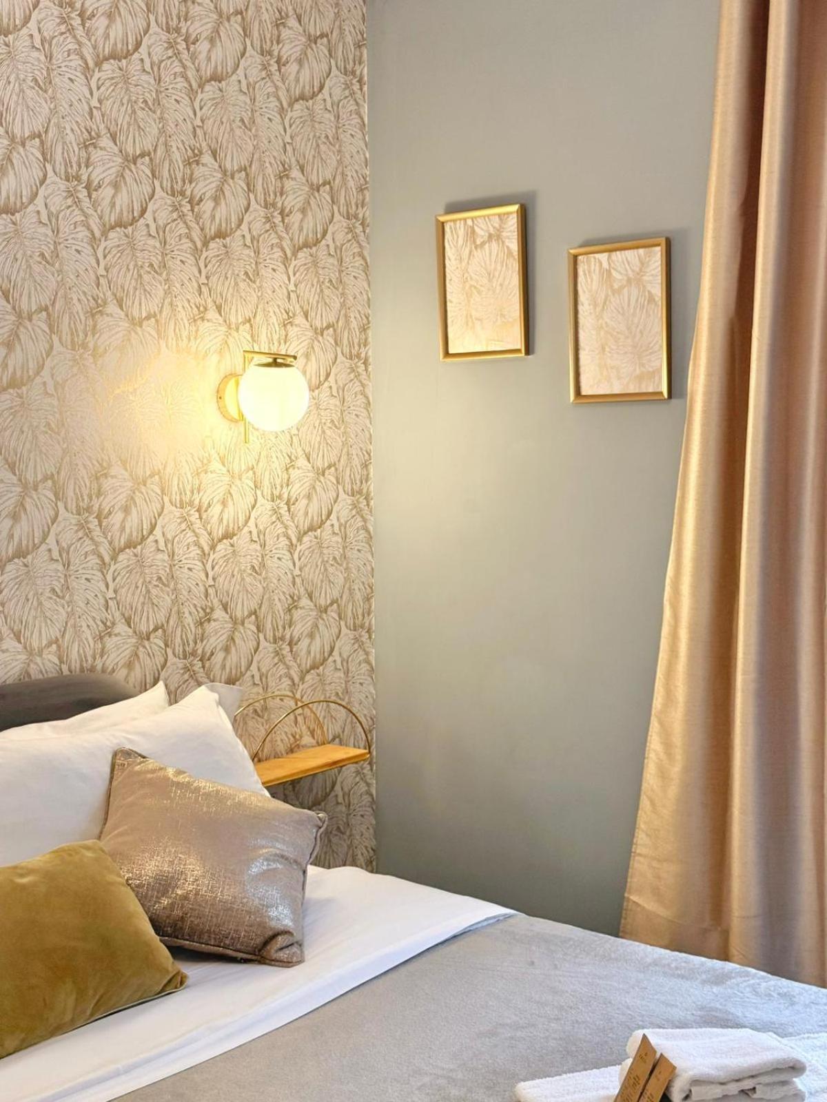 Quarto com Cama King-size e Banheira de Hidromassagem