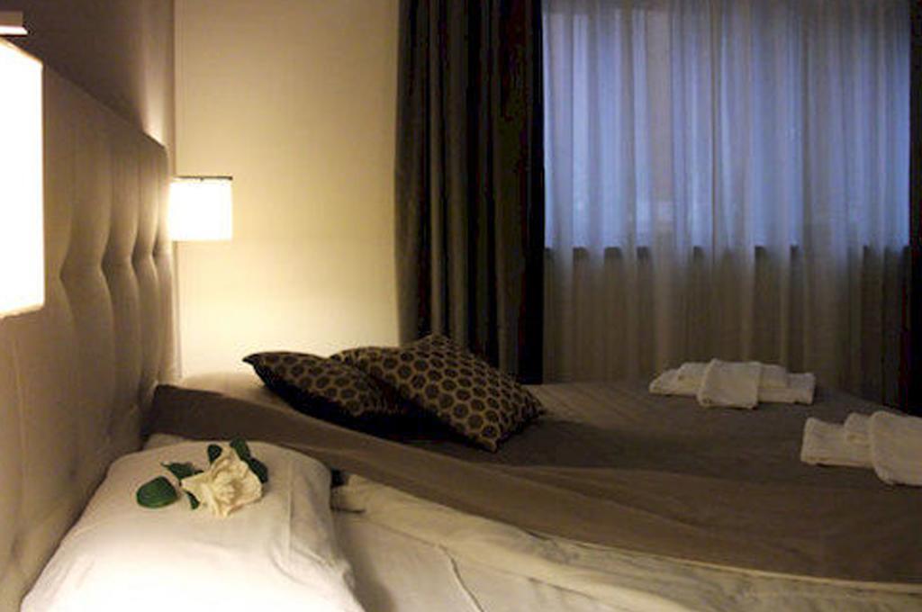 Family Room,323905786:JPEG
