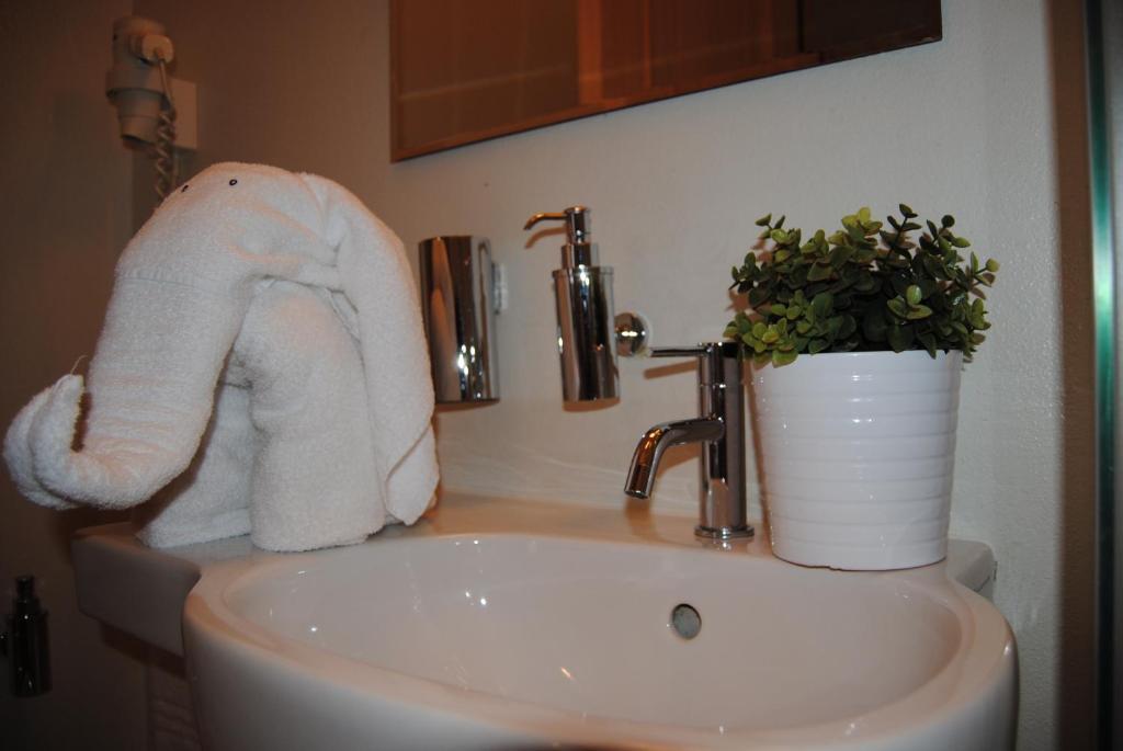 Twin Room Private External Bathroom,913251103:JPEG