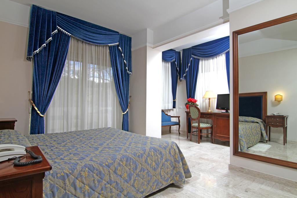 Deluxe Double or Twin Room Spa Bath,432917058:JPEG