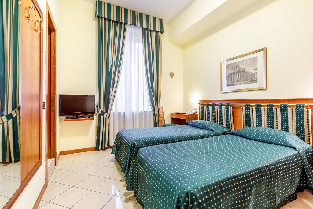 Quarto com Cama de Casal ou 2 de Solteiro