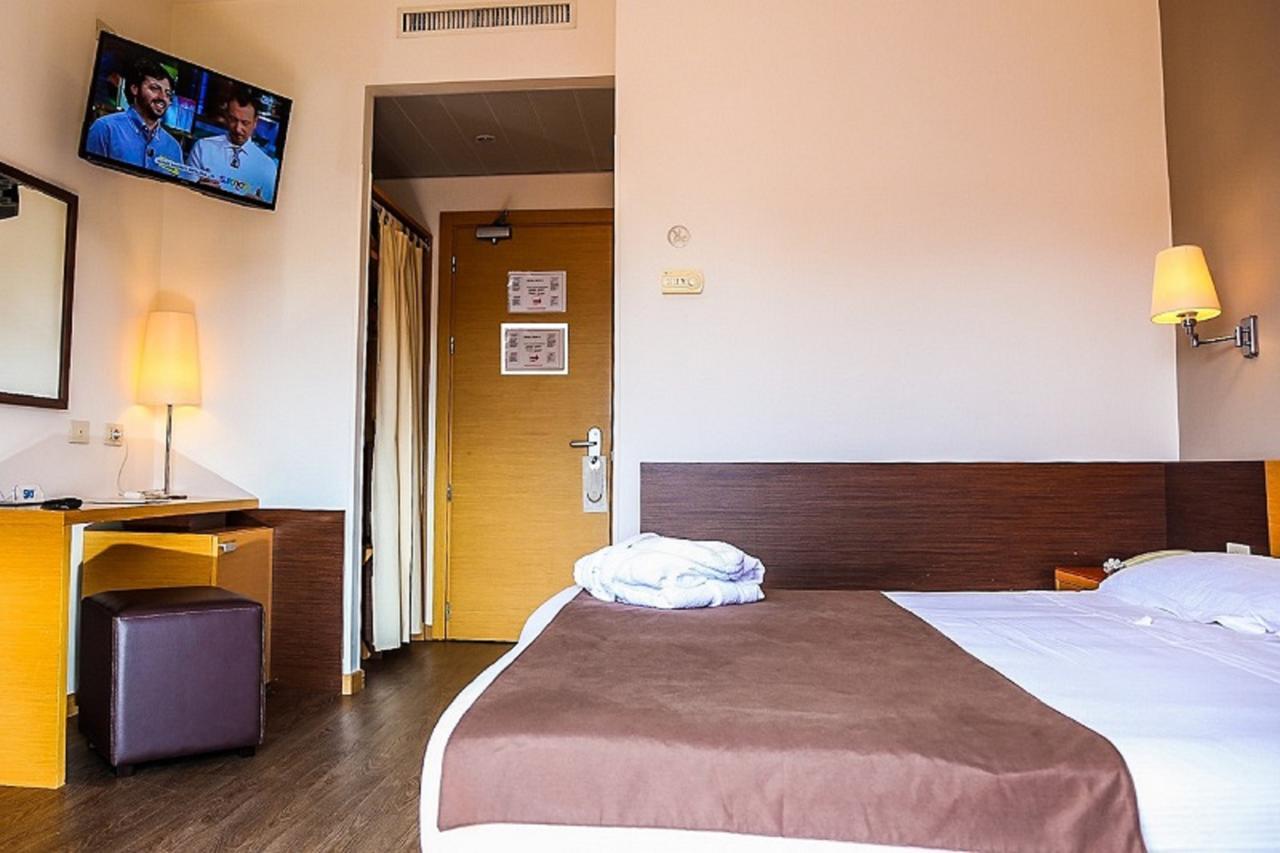 Quarto com Cama de Casal ou 2 de Solteiro