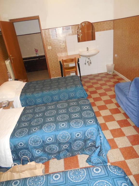 Bed 4-Bed Male Dormitory Room,194376988:JPEG