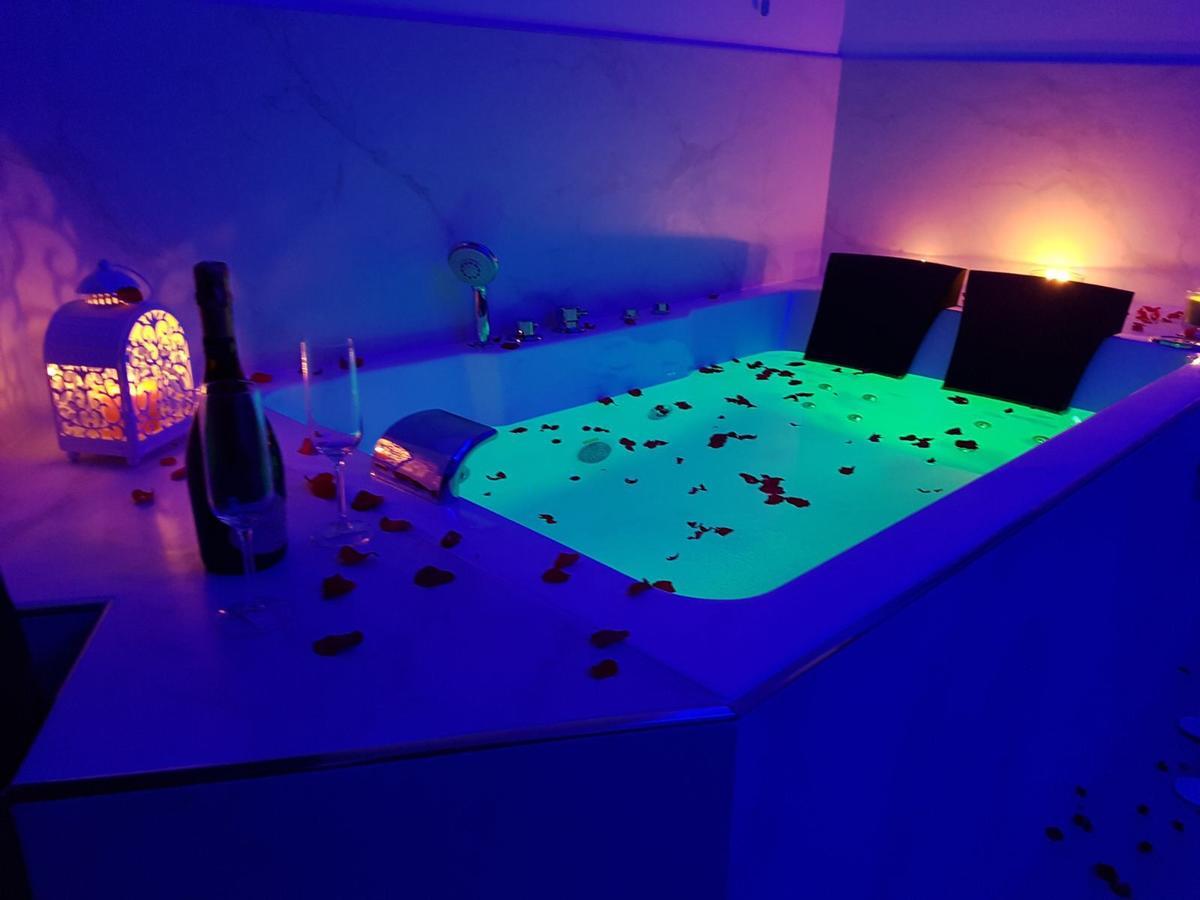 Doppelzimmer mit Whirlpool-Badewanne
