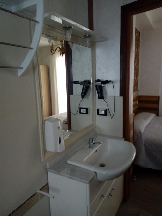 Camera Matrimoniale/Doppia con Letti Singoli con Bagno Privato
