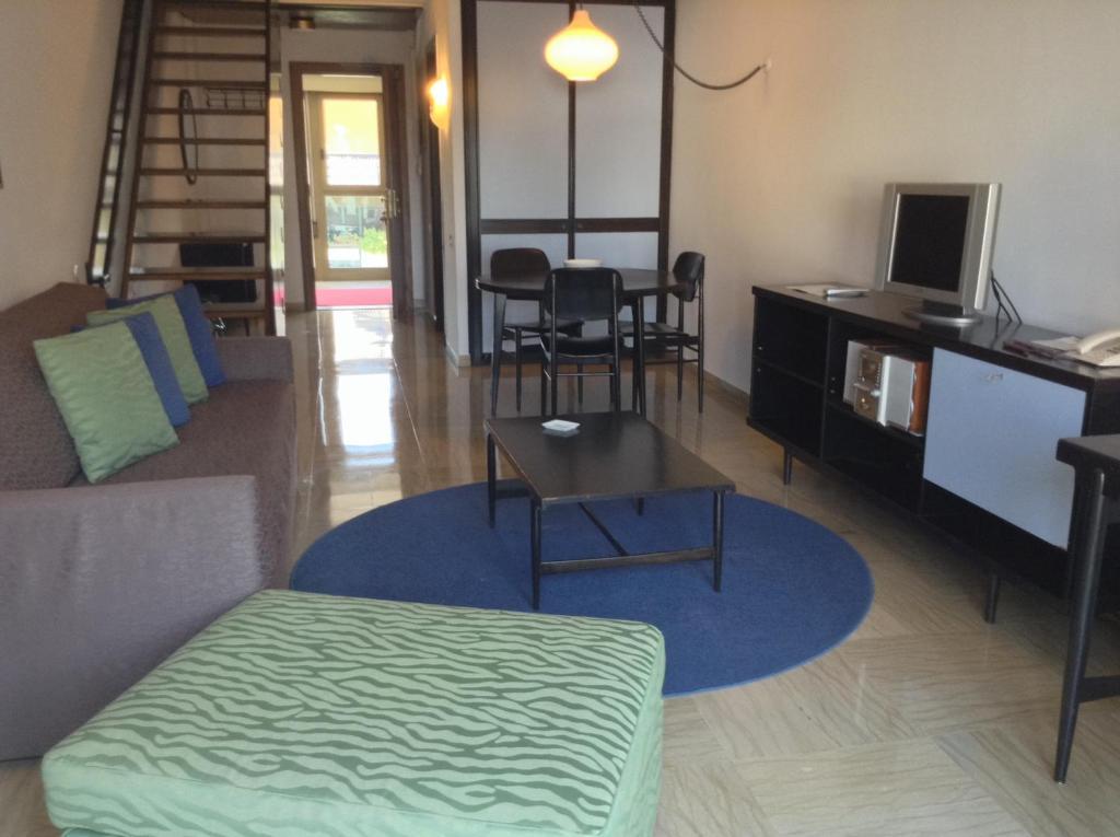 Two-Bedroom Apartment Balcony Split Level,1209382624:JPEG
