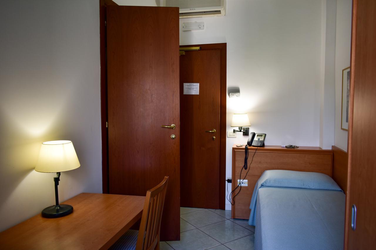 Single Room,665803404:JPEG