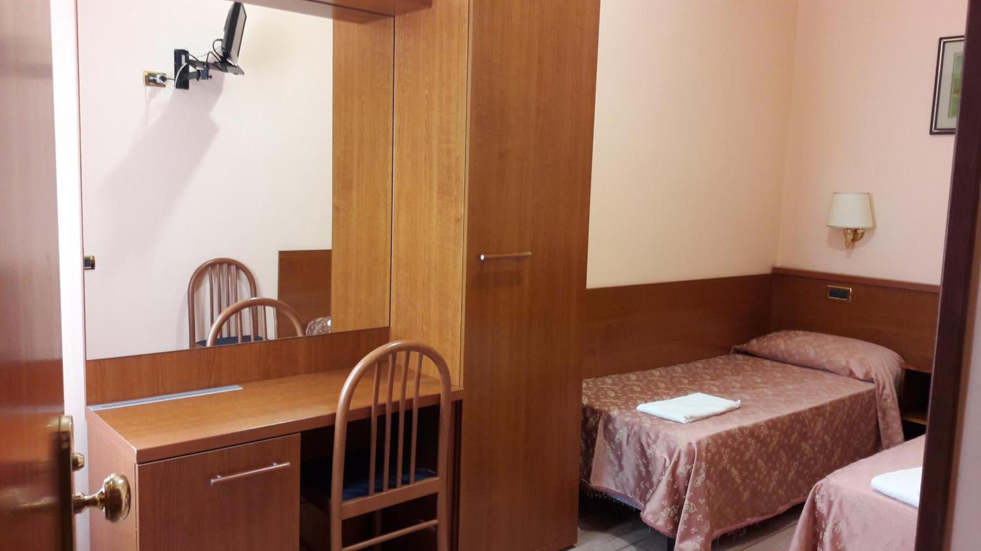 Quarto com Cama de Casal ou 2 de Solteiro
