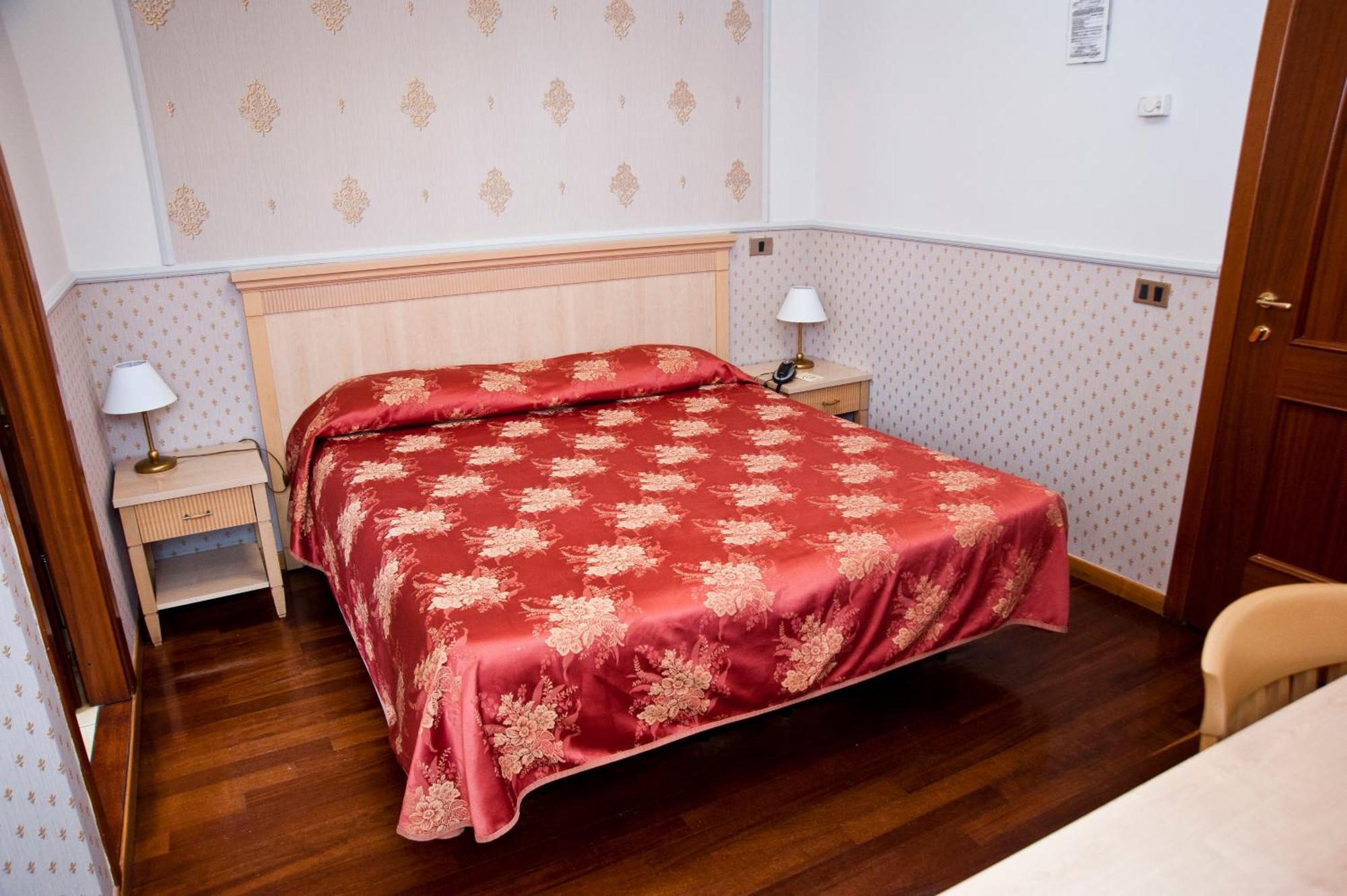 Single Room,747077708:JPEG