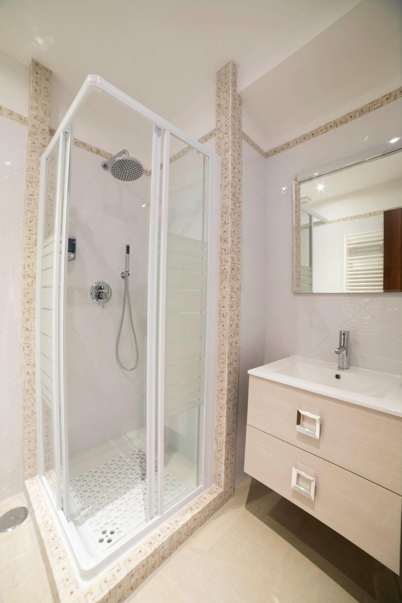Standard Double Room Shower,710353798:JPEG