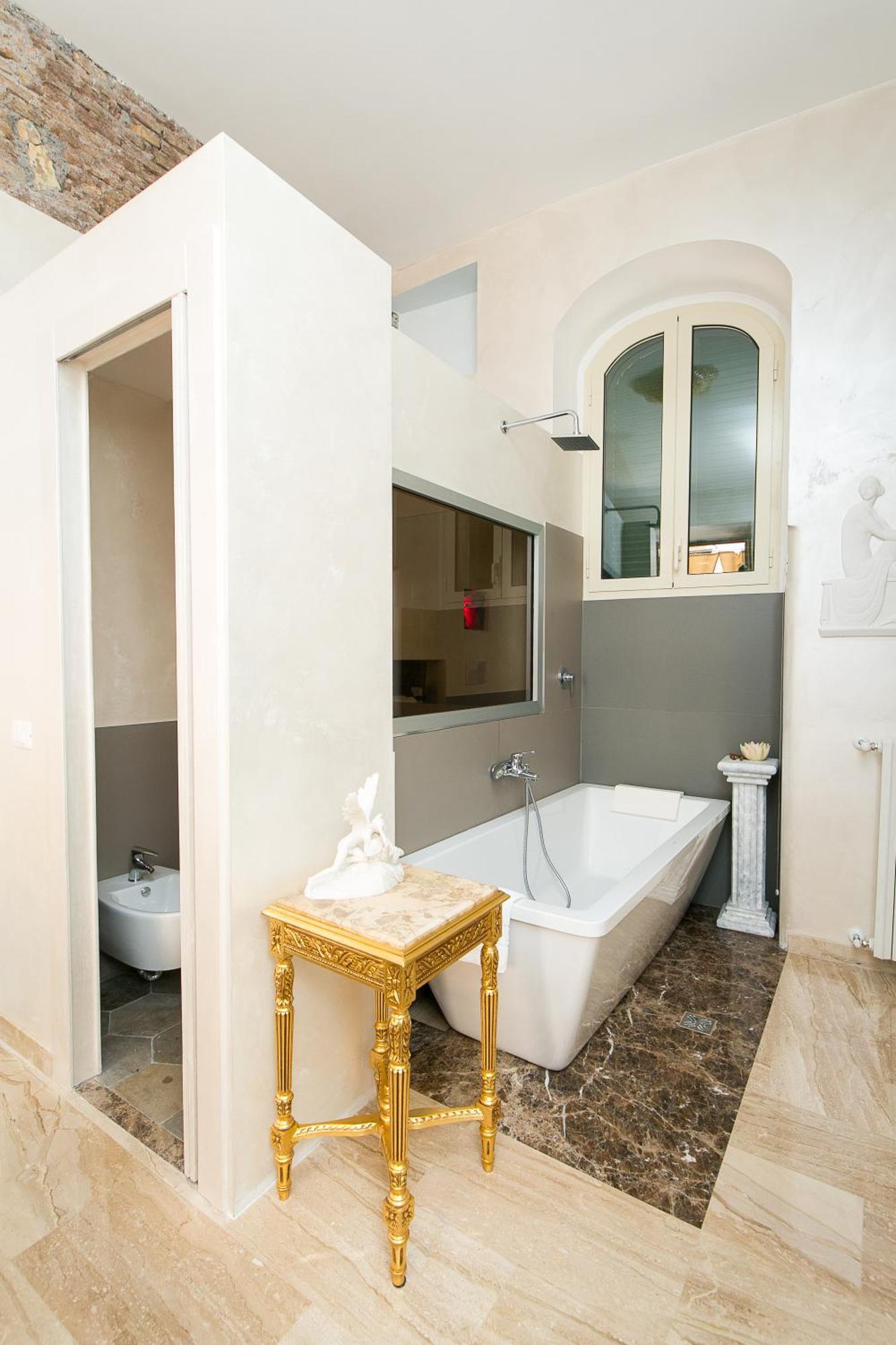 Deluxe Double Room Bath,1279528942:JPEG