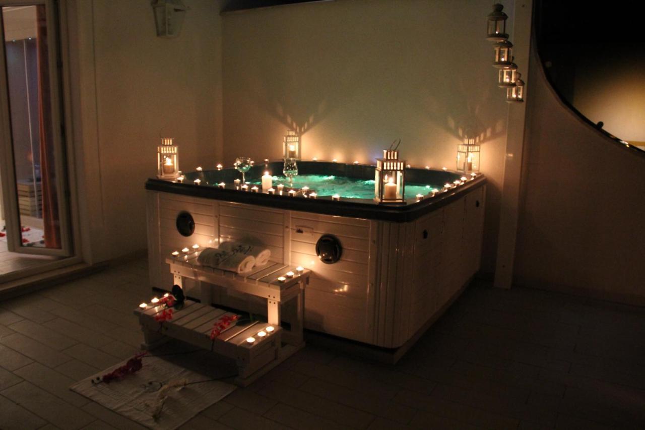 Deluxe Suite Spa Bath,812979174:JPEG