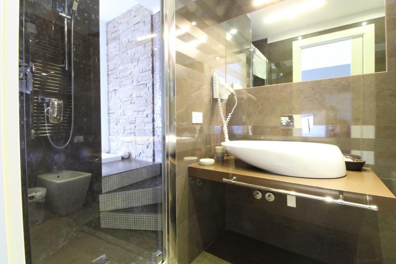 Suite Spa Bath,1586124298:JPEG