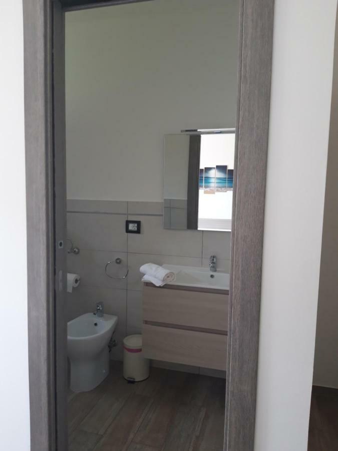 Zimmer mit Kingsize-Bett und Balkon