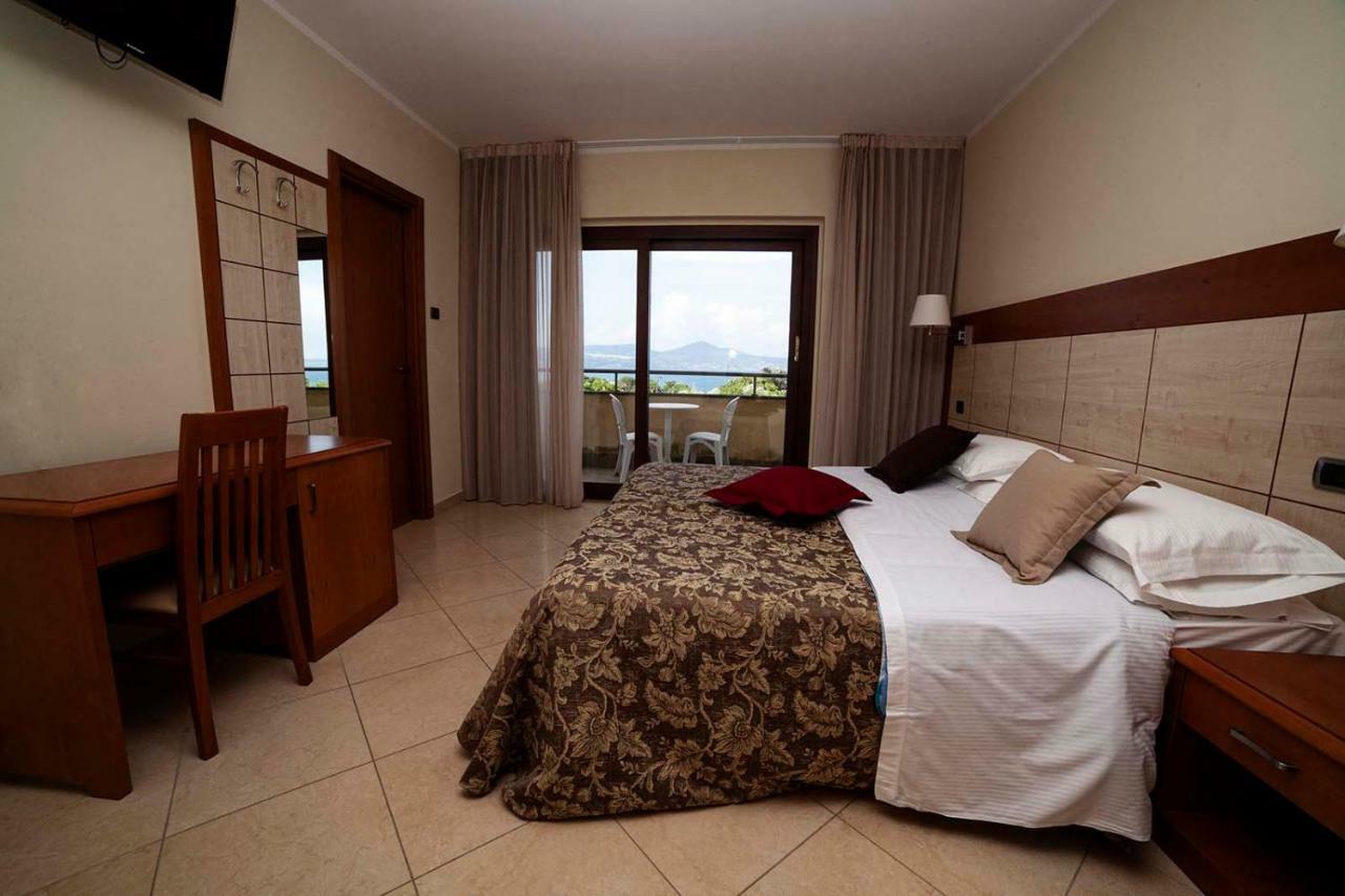 Deluxe Double or Twin Room Lake View